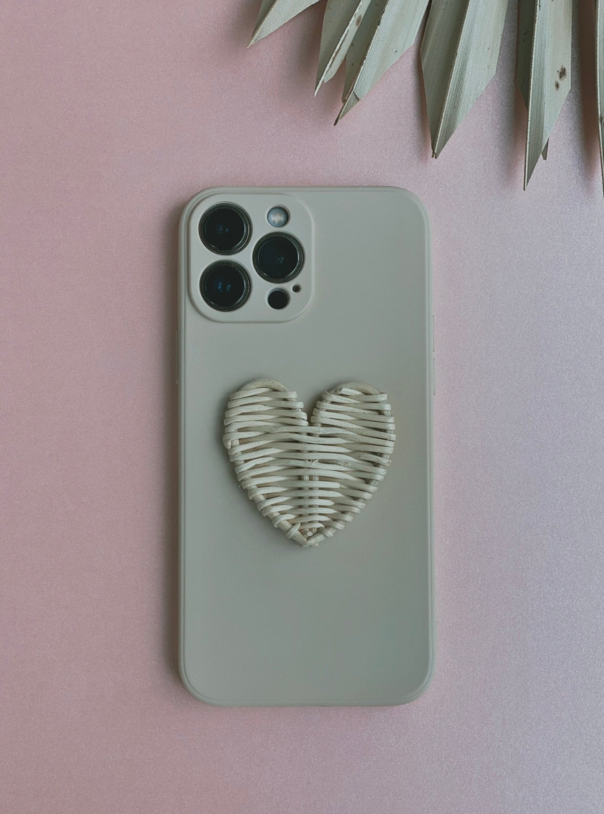 RATTAN HEART PHONE GRIP